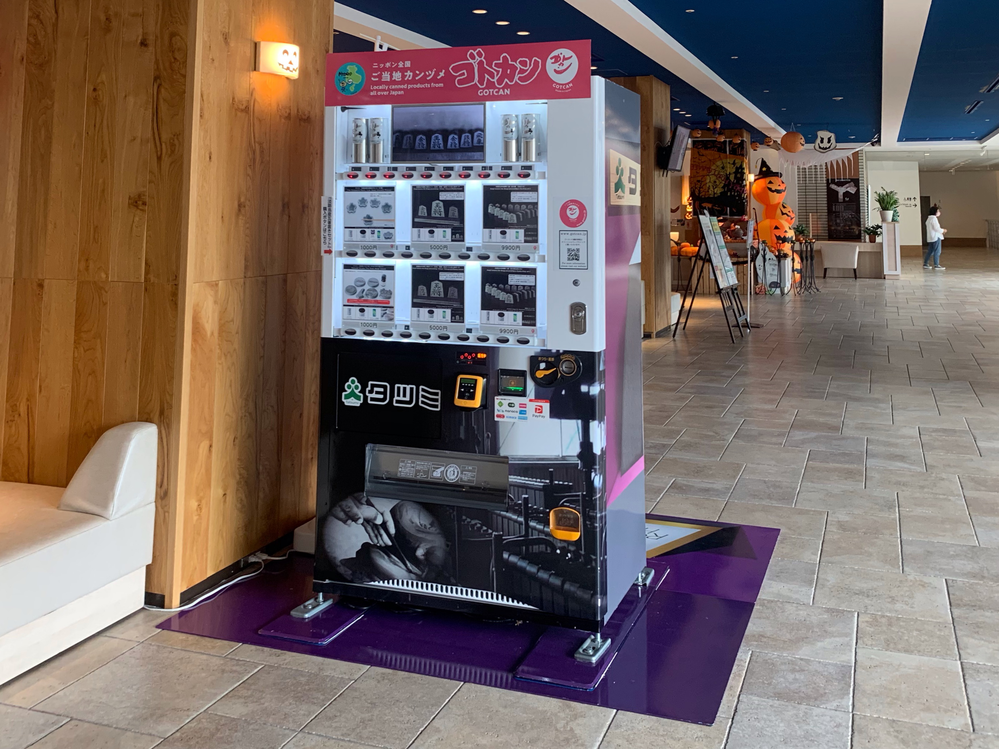 A custom vending machine created with the theme “Awajigawara tiles” (these tiles are one of Japan’s three largest types of tiles)