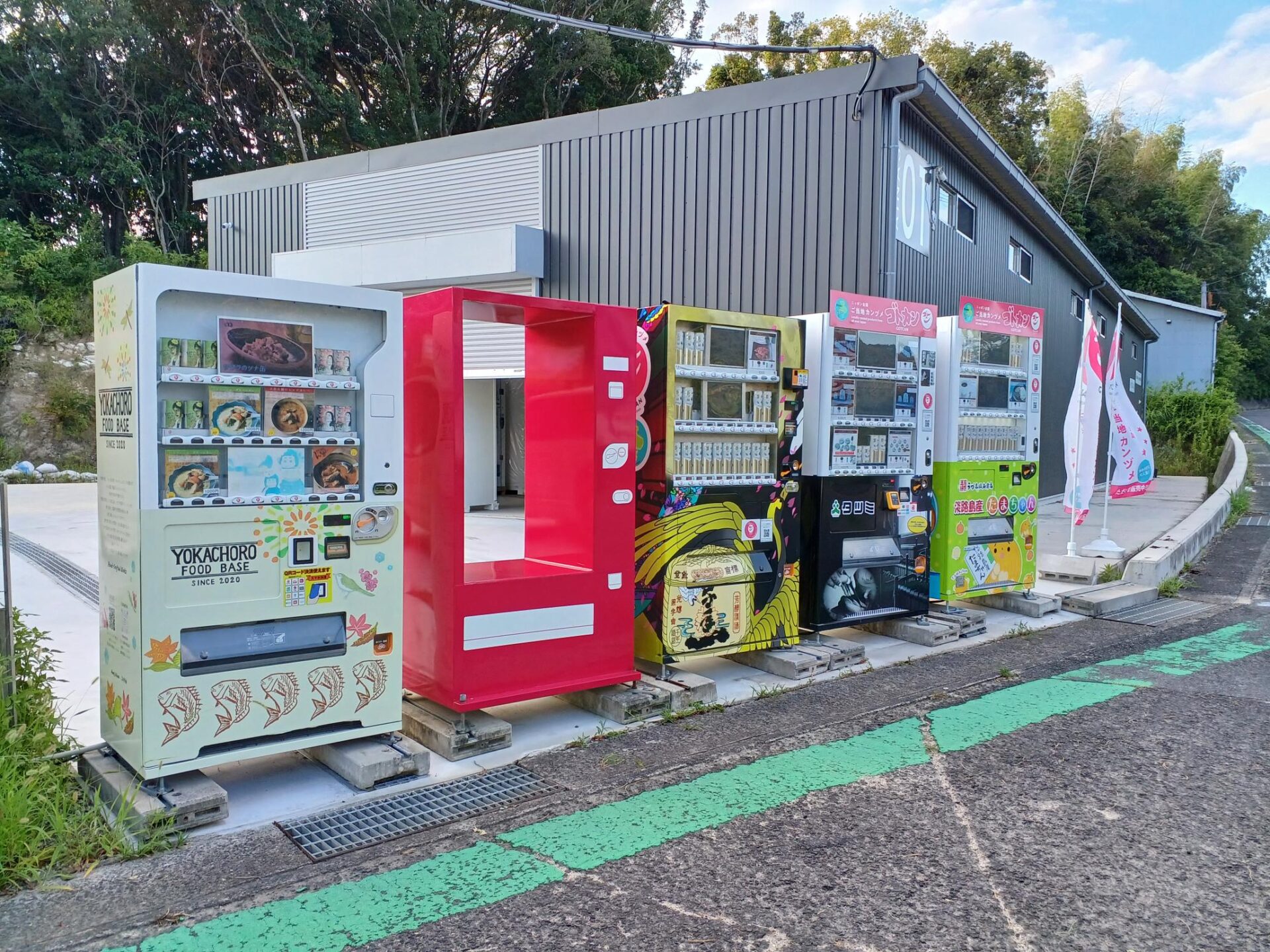 日本三大瓦の淡路瓦とのコラボ自販機